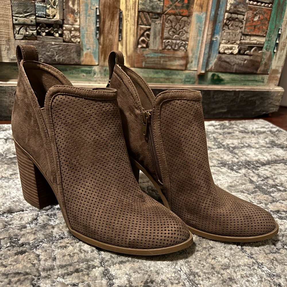 Madden Girl Evita Booties. Brown Microsuede.